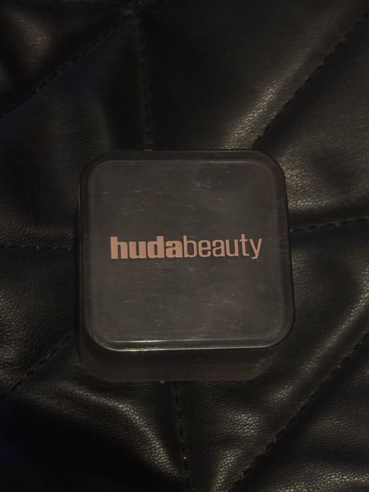 Pudra Huda Beauty