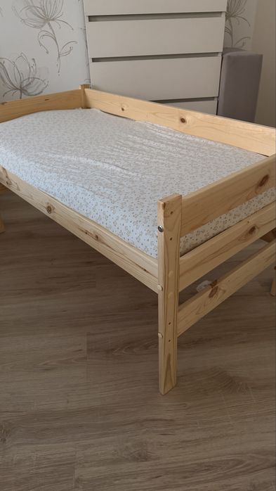 Продам детскую кровать с матрасом