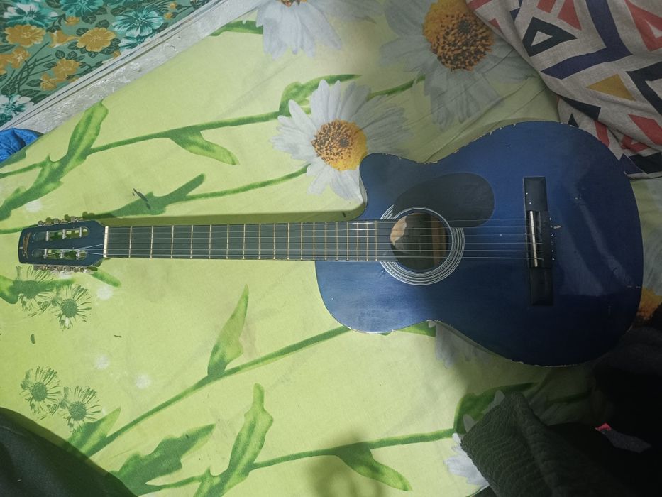 Срочно продам акустическую гитару 10.000
