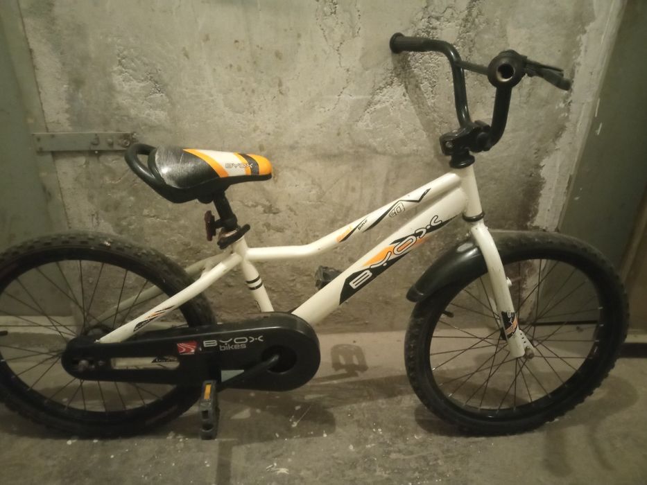 Детско колело и топки