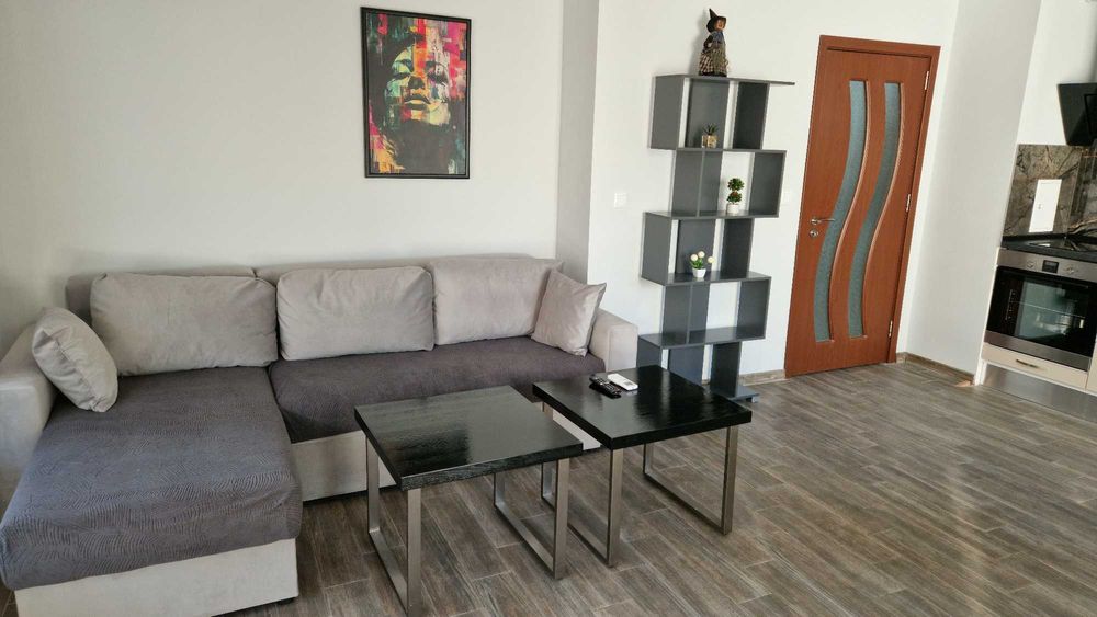 Дава се под наем Тристаен апартамент в Бургас, Център - 100 кв.м за 765 € - Снимка #2