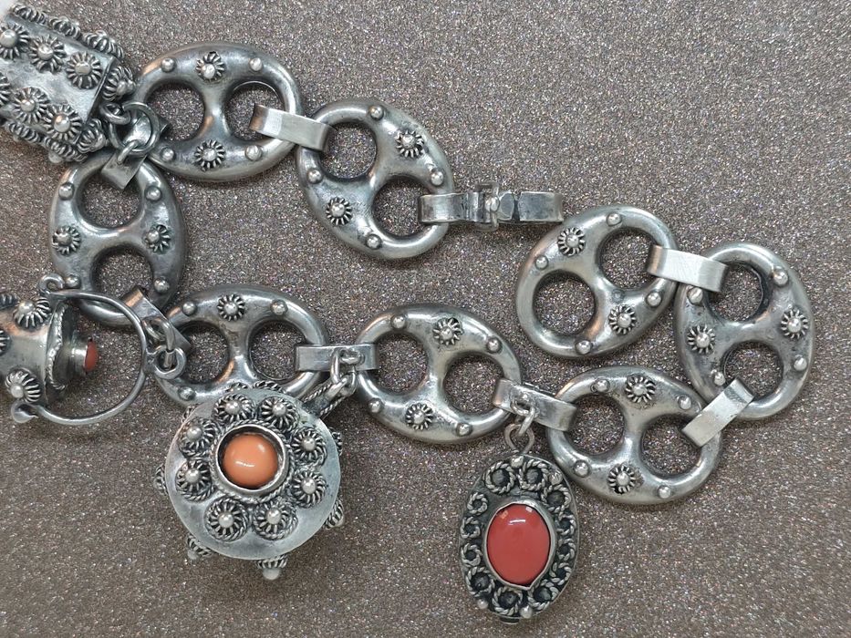 Brățară din argint – stil Etruscan Revival, cu 4 charmuri