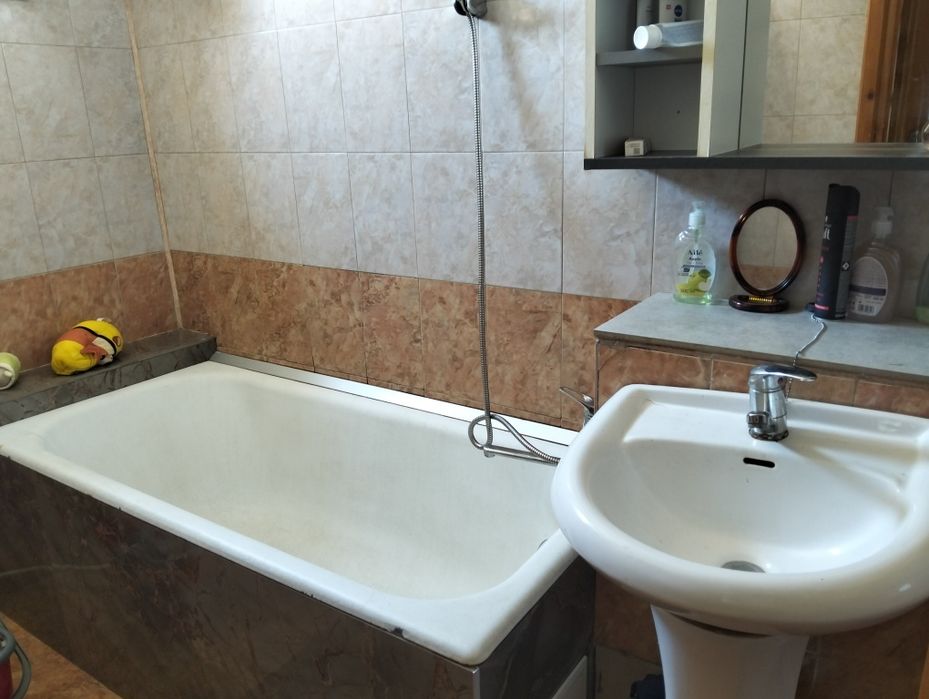 Vând apartament sau schimb cu casa