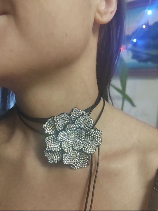 Чокер с цветочным декором из страз