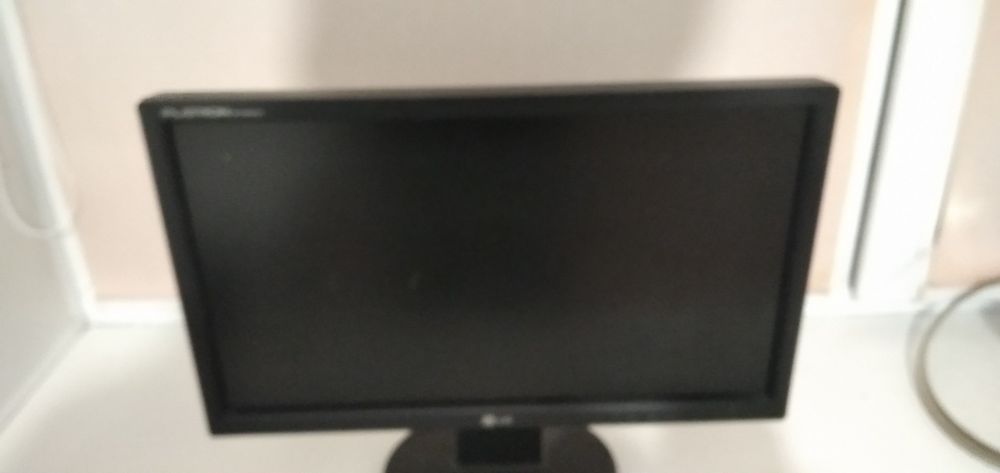 Монитор LG с небольшим дефектом