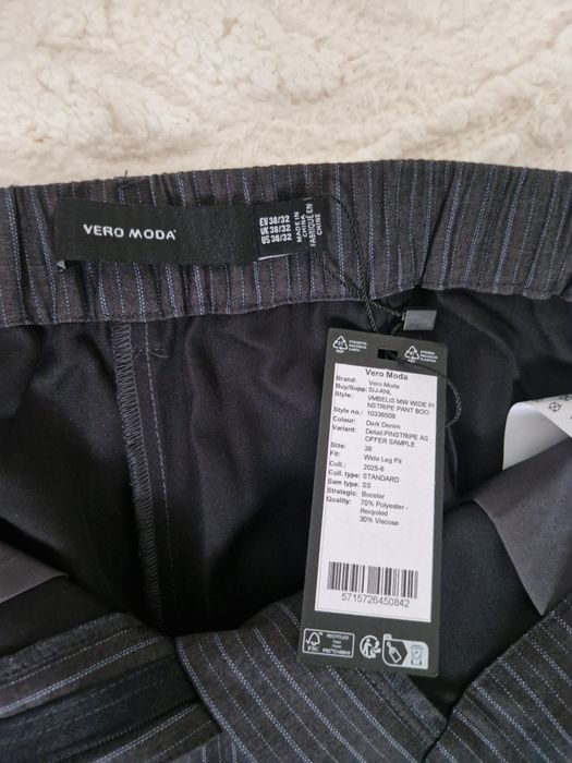 Pantaloni noi cu eticheta
