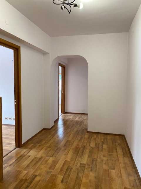 Inchiriez apartament nemobilat in vila sector 2