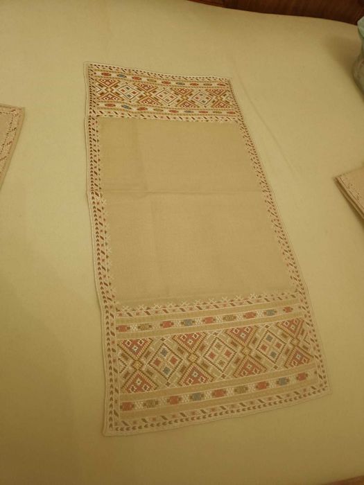 Vand macrameuri si fete de masa de colectie