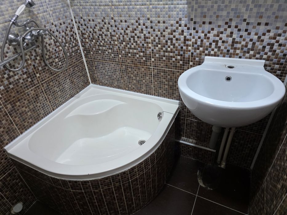 Пристеночные плинтусы/бордюры из акрилового камня для ванной и кухни