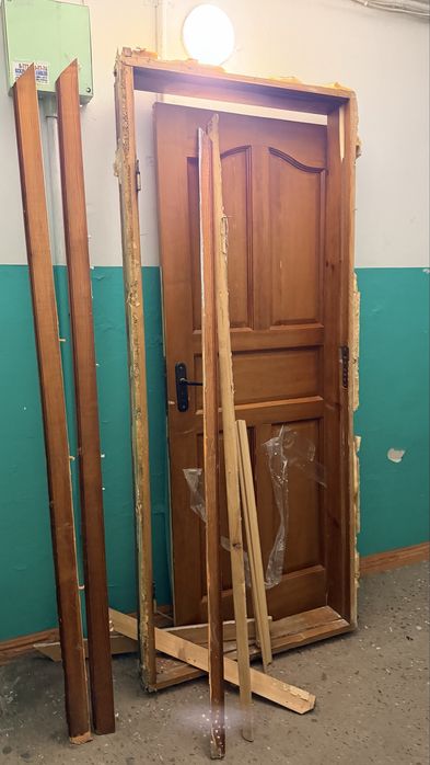 Деревянная дверь