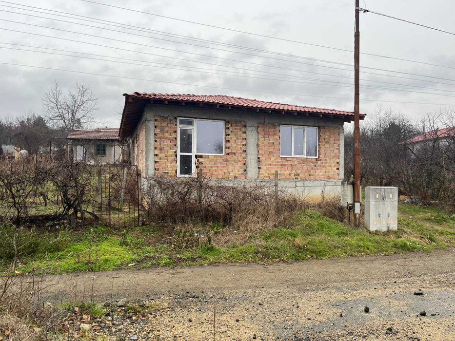 Къща на два етажа с двор – ж.к. Изток, Казанлък