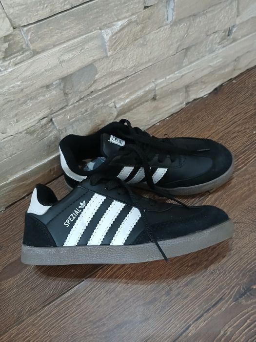 Adidasi  nr 33 si nr 34 noi