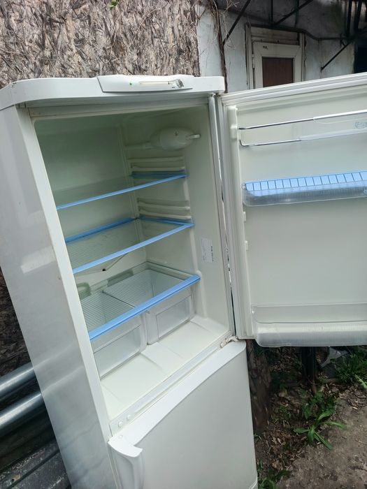 Продам холодильник indesit
