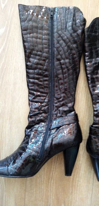 Cizme de piele lacuita masura 38, aproape noi