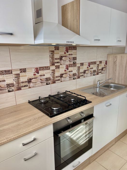 Închiriez apartament central, 1 cameră, bloc nou, parcare gratuită inclusă, cheltuieli mici