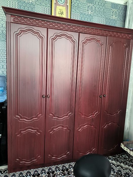 Спальный гарнитур из массива, шкаф, кровать и трюмо зеркало