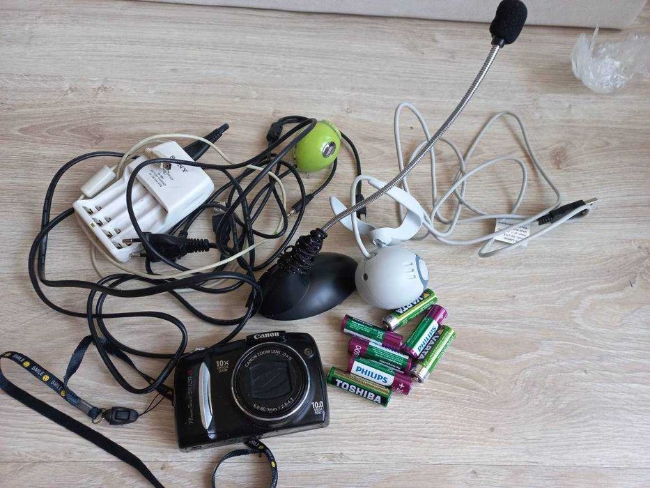 Комплект фотоапарат Канон +микрофони ,зарядно и камери -работещи