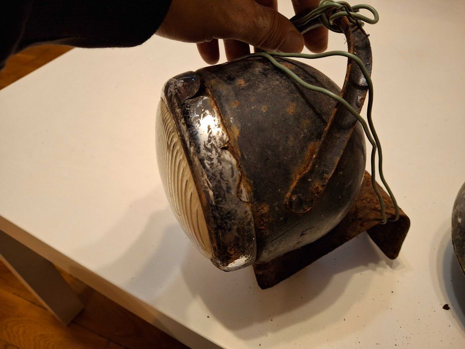 Два стари фара за ретро мотоциклет или друго превозно средство