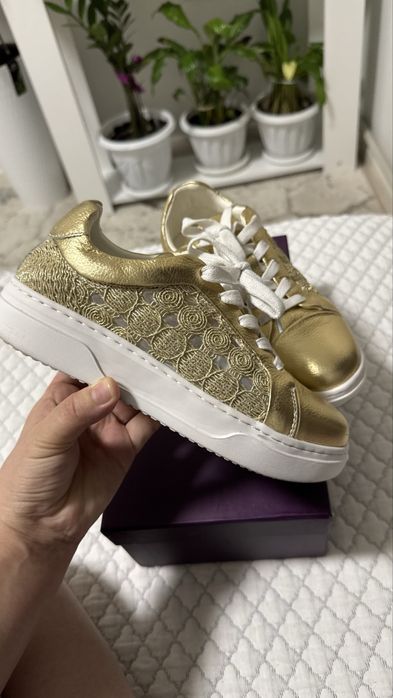 Продается кроссовки