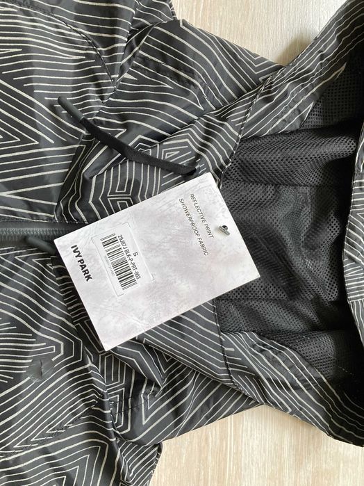 НОВО Ivy Park Reflective Print Showerproof женско елече елек размер S