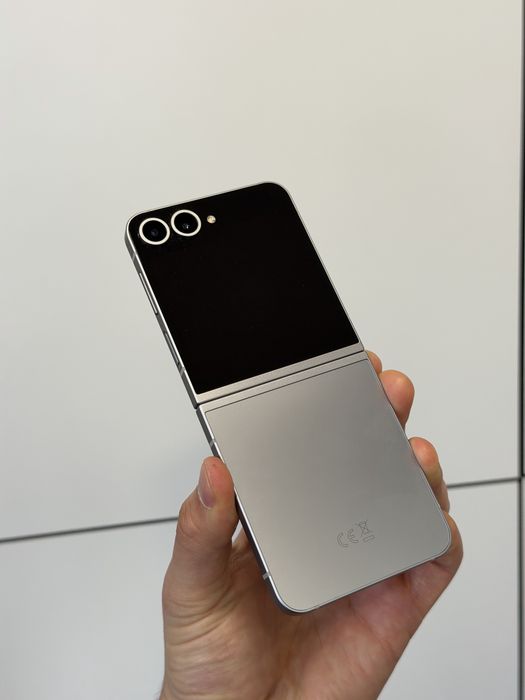 Продавам перфектен Samsung Z FLIP 6