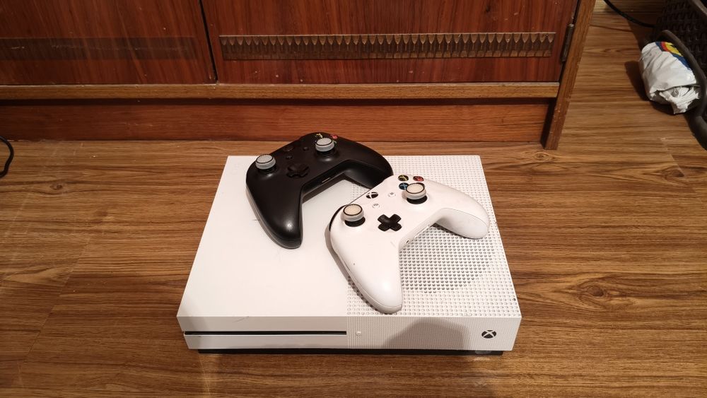 XBox One S 1TB+2 Controlere