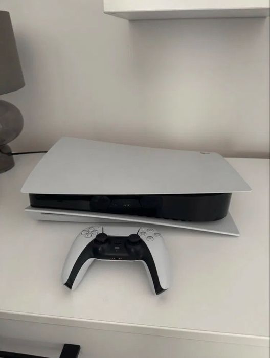 Vand ps5 varianta cu disc cu un controler