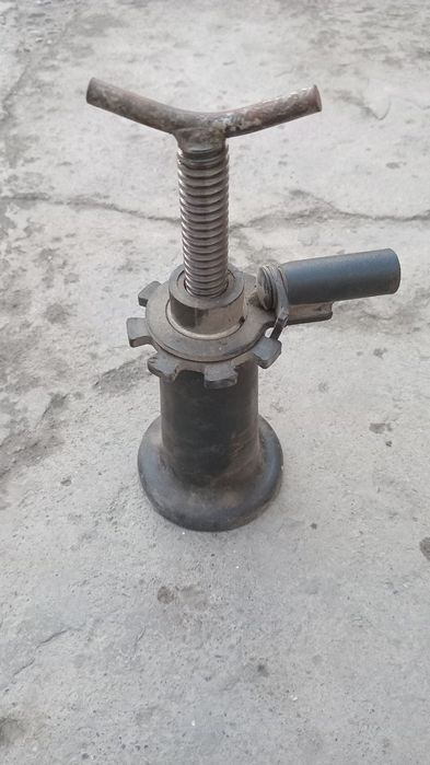 Avtomashina uchun tirgak damkrat