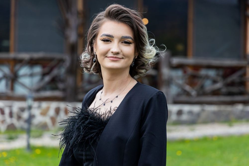 Vand rochie neagră cu pene de struț