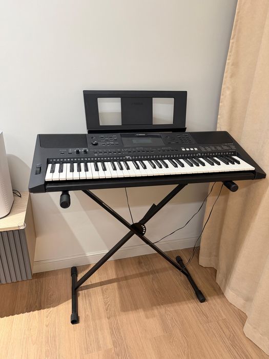 Продам синтезатор Yamaha PSR-E453