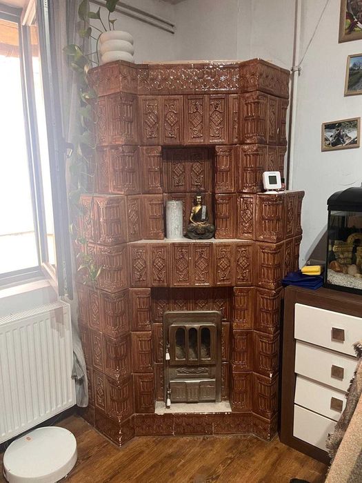 Sobă Teracotă PREMIUM pe Colț - Stil Șemineu (Ușă cu Geam) - Șamotă