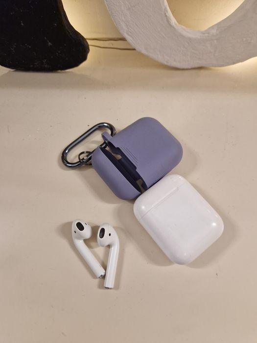 Продам Apple AirPods с защитным чехлом