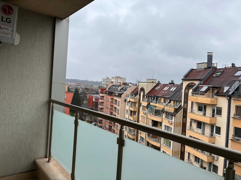 Продава 2-стаен апартамент и двоен гараж на ул. Риккардо Ваккарини