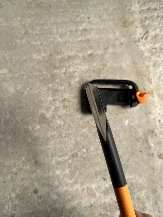 Брадва за къмпинг и турузъм FISKARS X7