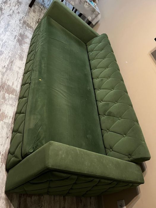 Продаем зеленый диван