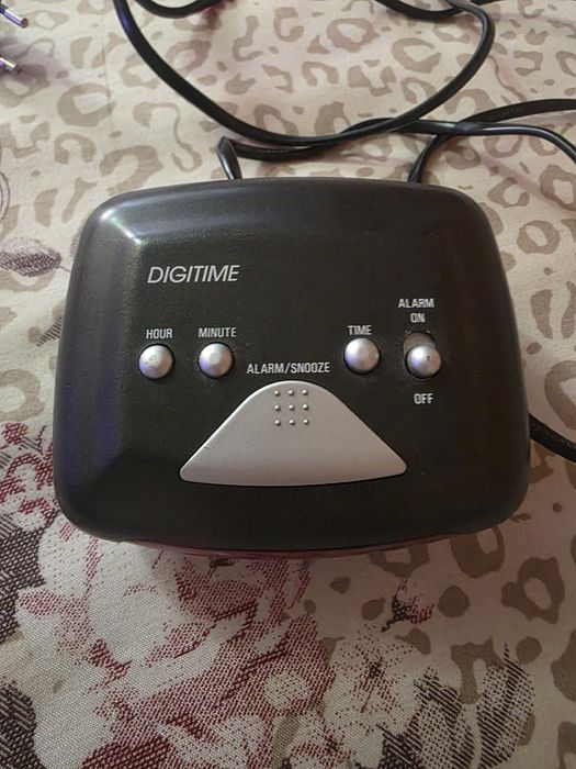 Ceas digital cu alarmă și  priză și baterie