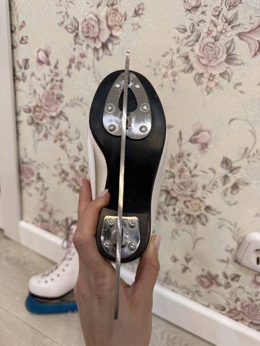 Продам коньки для фигурного катания