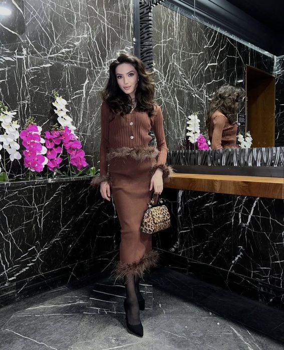 Коричневый двойка с перьями