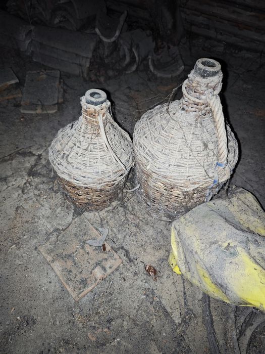 Vând două damigene vechi