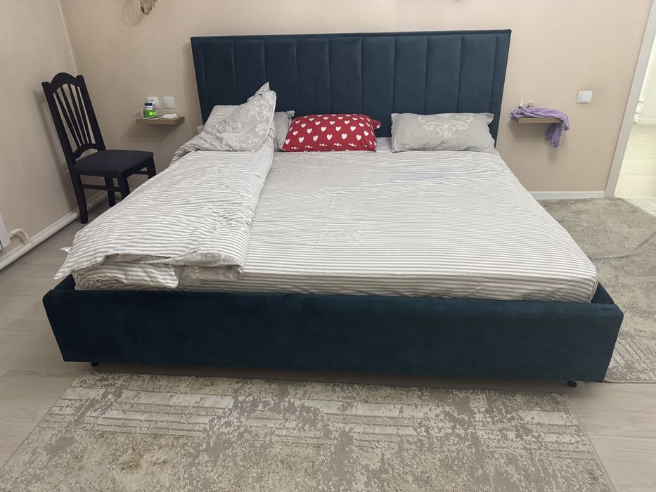 Продам кровать, два на два метра