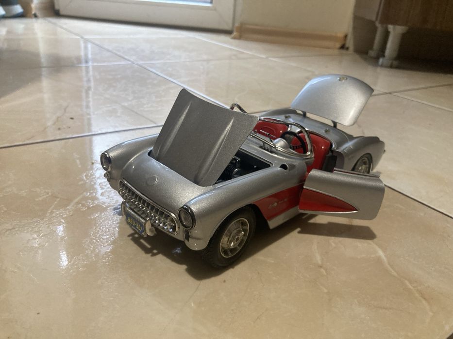 Количка Chevrolet Corvette 1957 burago 1/18 made in Italy