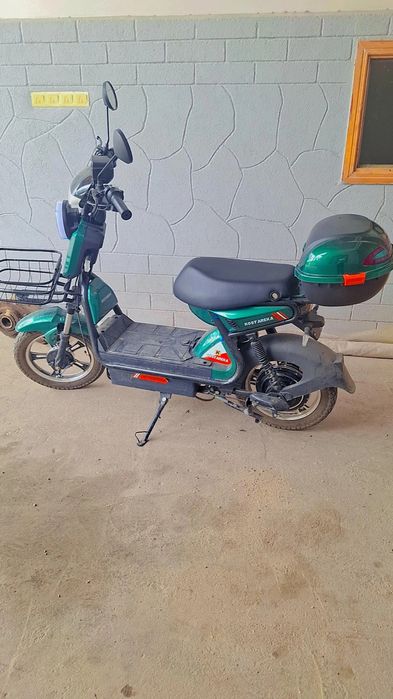 Skuter sotiladi narxi 3.5 mln manzil shahrisabz yangi turibdi