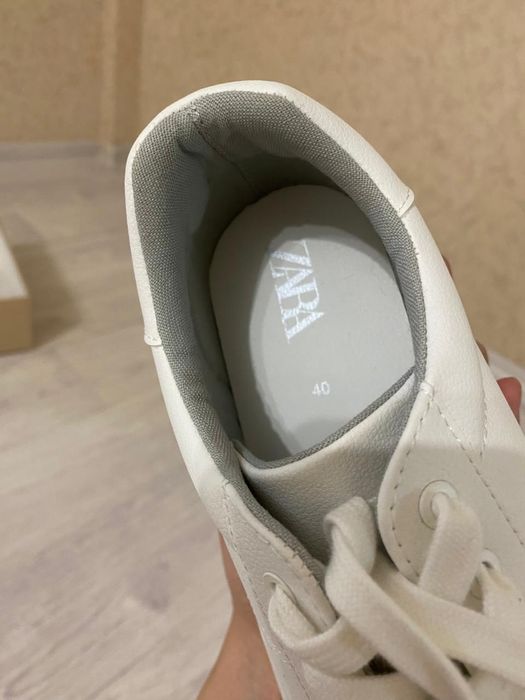 Продам белые кеды .