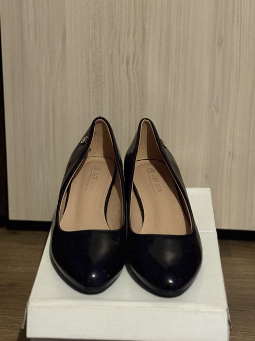 Ниски черни токчета