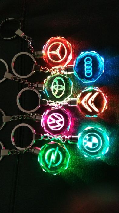 Ефектен светещ LED ключодържател с 3D лазерно гравирана емблема VW