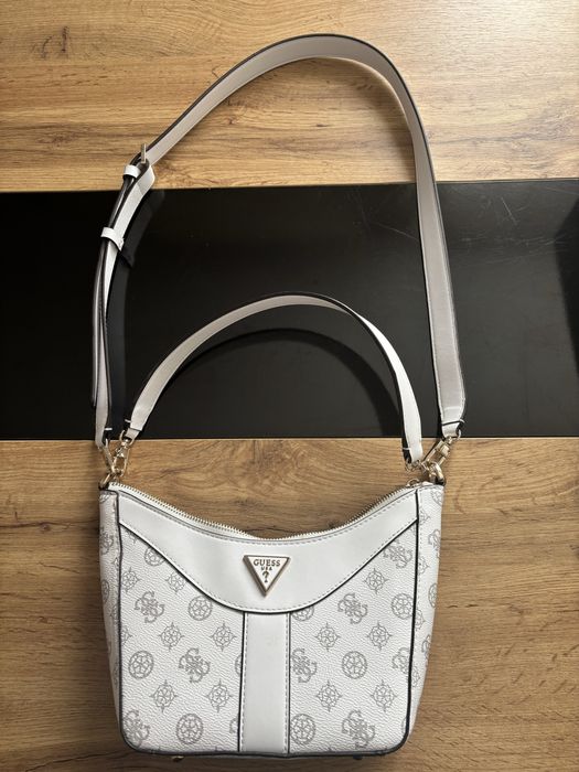 Guess бяла чанта
