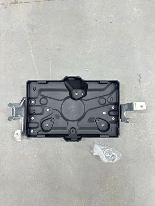 Крепление аккумулятора(Лоток) Mitsubishi Pajero 3