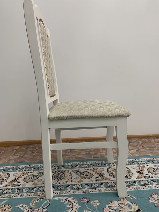 Белые стулья, депутат стулья