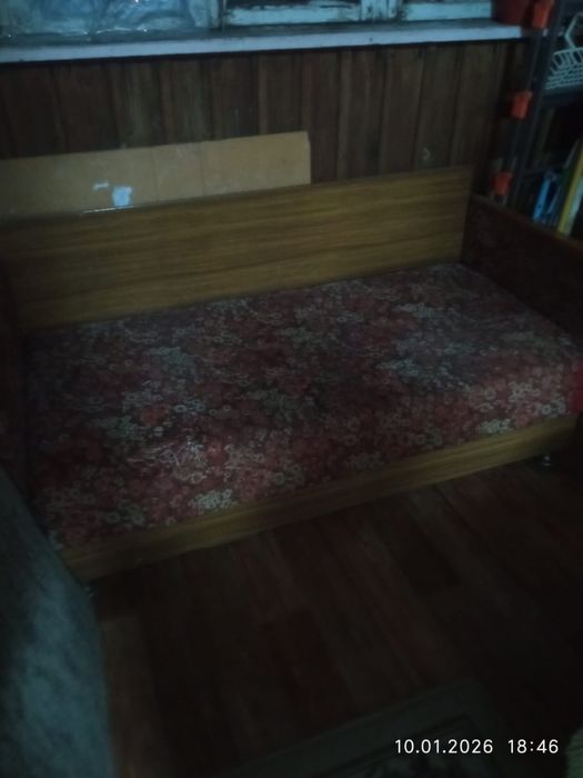 Старый подростковый диван