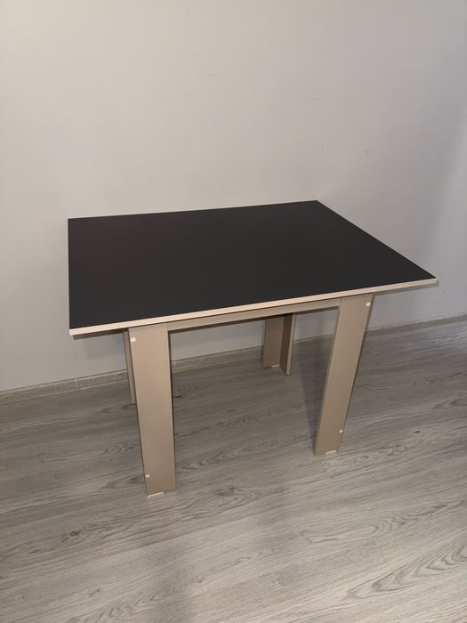 Обеденный стол в идеальном состоянни